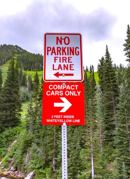 No hay estacionamiento carril de bomberos y compacto único signo — Foto de Stock