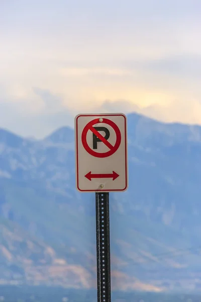 山背景と駐車禁止標識 — ストック写真