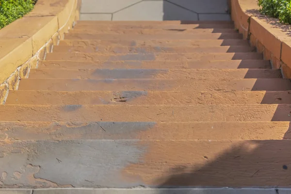 通りを見下ろす日焼け階段 — ストック写真