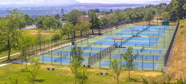 Pista de tenis en las afueras del centro de la ciudad —  Fotos de Stock