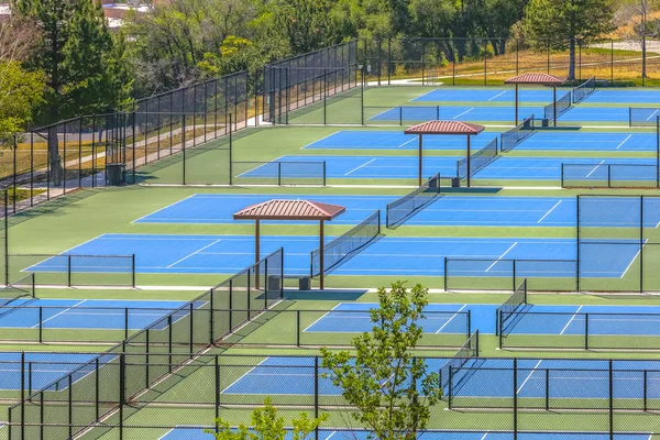 Vistas a las pistas de tenis en un día soleado — Foto de Stock