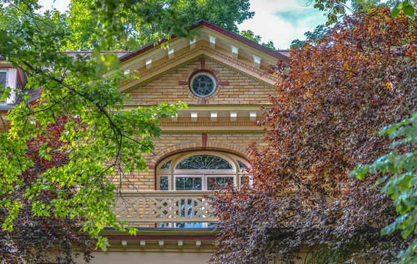 Верхний балкон жилого дома с деревьями — стоковое фото