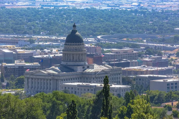 Utah State Capital edifício com cidade por trás — Fotografia de Stock