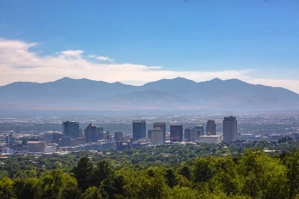 Veduta della città di Salt Lake con cielo e montagne — Foto Stock