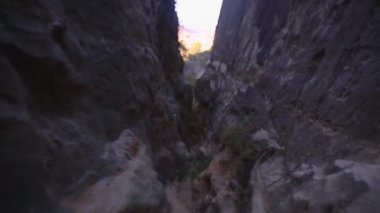 Güney Kaliforniya'da bir vadi çatlak yürüyüş