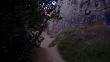 Bir yol graffiti ile kireçtaşı içinde yürüyüş