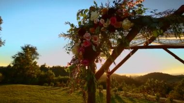 Gün batımında gölgelik düğün düzenleme pan