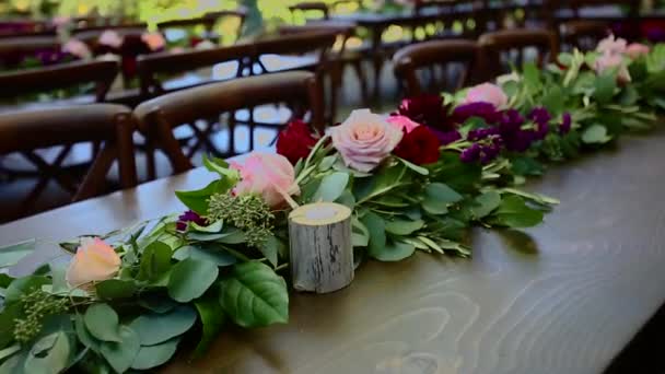 Arreglo floral en una mesa para fiesta de bodas — Vídeos de Stock