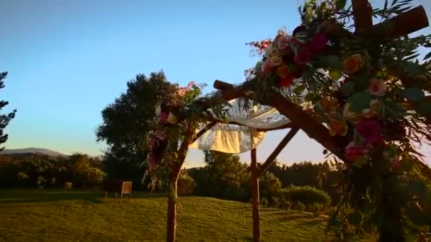 Wedding arrangement pan of chuppah at sunset — Stock Video