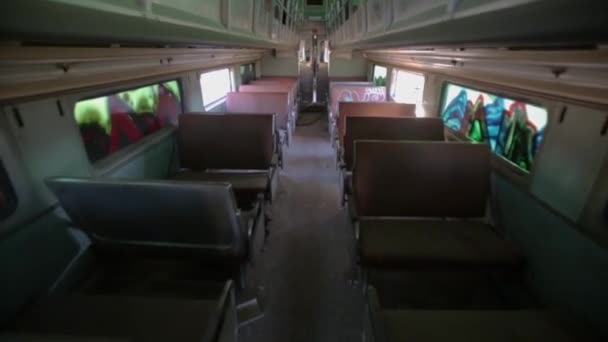 Interior del tren abandonado con movimiento de cámara — Vídeos de Stock