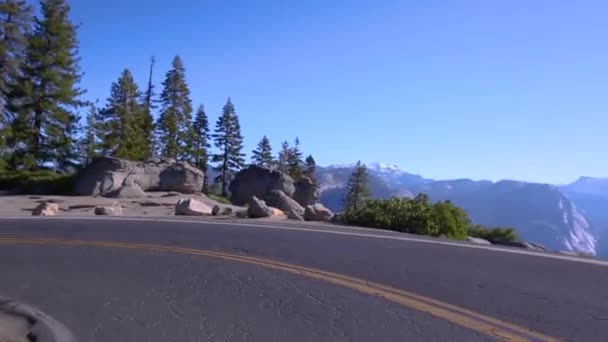 Conduciendo la curva con Half Dome Yosemite — Vídeo de stock