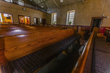Park City Utah kilise veya Şapel Pews sayısı. Yumuşak ışık ile günün ortasında kilisede boş sandalye.