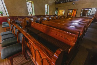 Park City Utah kilise veya Şapel Pews sayısı. Yumuşak ışık ile günün ortasında kilisede boş sandalye.