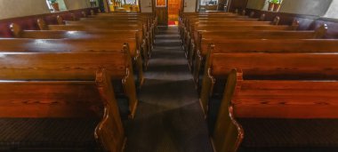 Park City Utah kilise veya Şapel Pews sayısı. Yumuşak ışık ile günün ortasında kilisede boş sandalye.