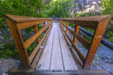Altın ışık ile geç öğleden sonra Rock Canyon iz provokatör Kanyon köprüde. Köprü üzerinde kuru bir akışı gider.