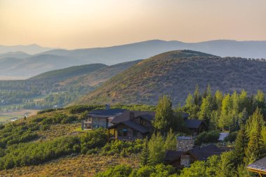 Tepedeki ev için büyüleyici manzaralar