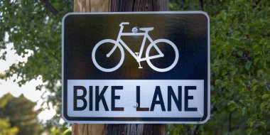 Bisiklet şeritli yol işaret içinde belgili tanımlık geçmiş ağaçları ile