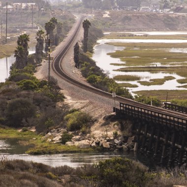 Carlsbad'daki lagün üzerinde köprü