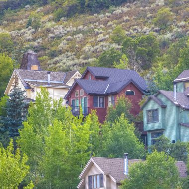 Park City Utah kare sarp bir tepe üzerinde Vertcal evleri