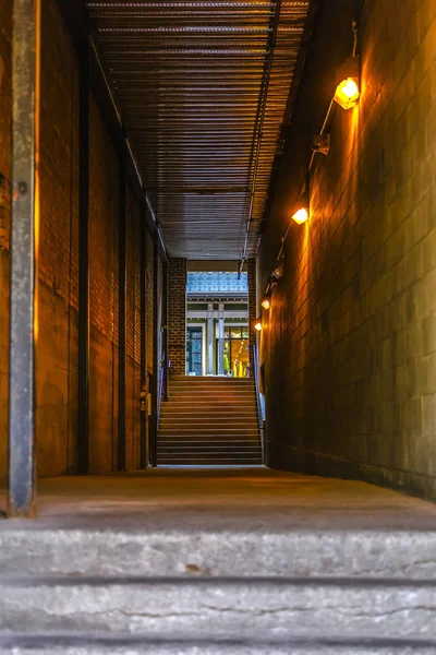 Caminho entre edifícios com túnel no centro da cidade — Fotografia de Stock