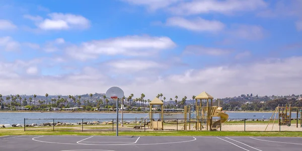 Campo da basket di fronte a un lago in California — Foto Stock