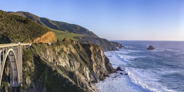 Bixby Bridge, kilátással a sziklákra és a Csendes-óceán — Stock Fotó