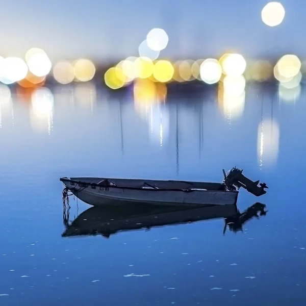 Boot auf friedlichem Wasser mit Bokeh-Licht Hintergrund — Stockfoto