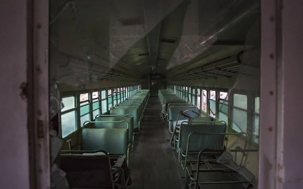 Guardando attraverso un vetro rotto dentro un vecchio treno — Foto Stock