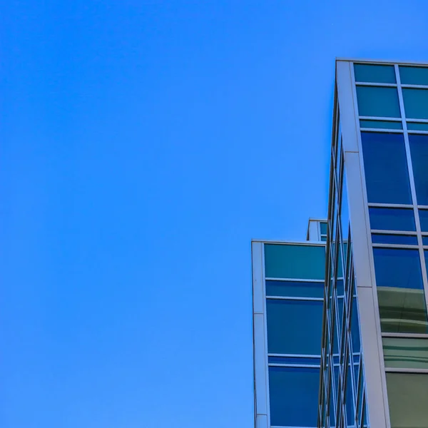 Небо отражается в окнах современного здания — стоковое фото