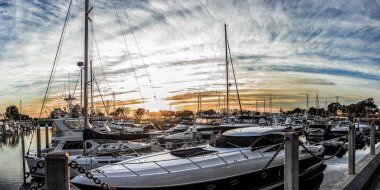 Beyaz San Diego harbour adlı günbatımı sırasında yatlar.