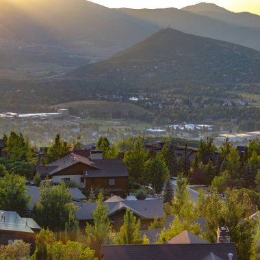 Vadi Meydanı ters ucunda ışıklı evleri