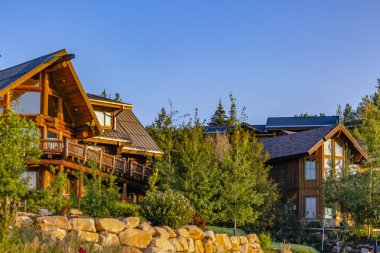 Dağ iklimi Park City hillside ormanlar Vadisi ve diğer arka plan dağlarda harika manzaralı lüks mahallede. Yaz 2018 yılında günbatımı kez bakıldı.