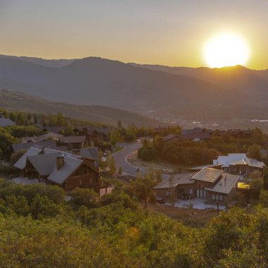 Dağ hillside kare evlerin Vadisi sayısı