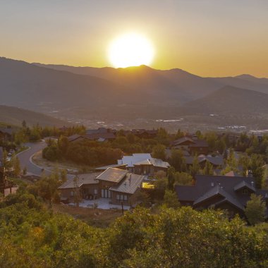 Vadi Evleri dağ hillside Meydanı'na bakan
