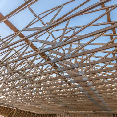 Açık ahşap çatı katı ahşap kirişler kare