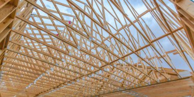 Geniş açı çatı kiriş ahşap kadar kapatın