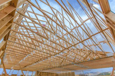 Ararken bir binanın çatı inşaatı