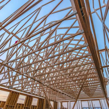 Yeni ahşap ışınlar, kare inşaat ararken