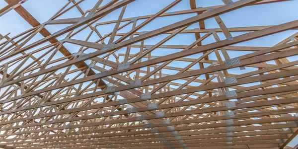 Um telhado de madeira aberto com vigas de madeira pano — Fotografia de Stock