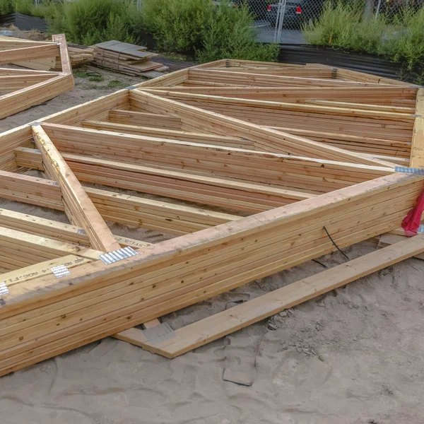 Segmentos de madeira montados de novo quadrado de construção — Fotografia de Stock