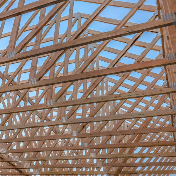 Nahaufnahme von Holzbalken vom Dach, die nach oben schauen — Stockfoto