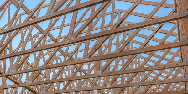Detail dřevěných trámů střechy horní Pano — Stock fotografie