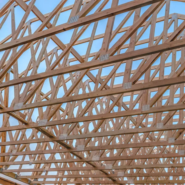 Detail dřevěných trámů střechy Horní náměstí — Stock fotografie