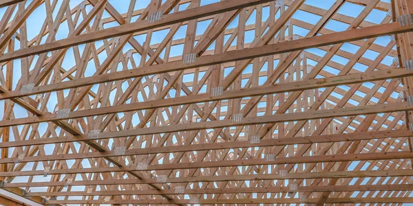 Detail dřevěných trámů střechy horní široká Pano — Stock fotografie