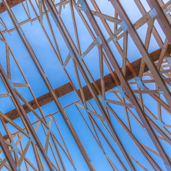 Blick geradeaus durch Dachquadrat — Stockfoto