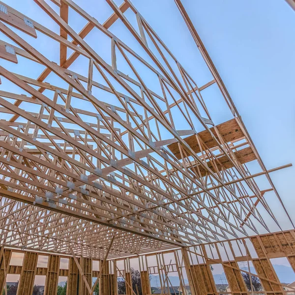 Regardant vers le haut de nouvelles poutres de bois de toit regardant vers le haut — Photo