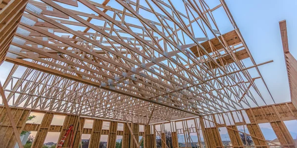 Regardant vers le haut de nouvelles poutres de bois de toit pano large — Photo