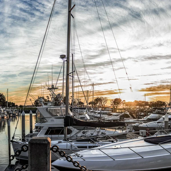 Yacht bianchi e porto di San Diego al tramonto Foto Stock