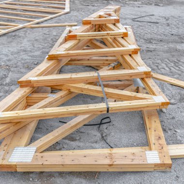 Çatı kesimleri yükleme Meydanı önce inşa