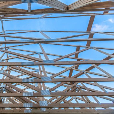 Çatı kirişleri bakarken yeni bir ahşap inşaat